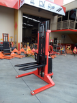 1.5T Semi Auto Electric Fork Straddle Leg Fork Stacker Lifter 3.0m Lift
