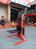 1.5T Semi Auto Electric Fork Straddle Leg Fork Stacker Lifter 3.0m Lift
