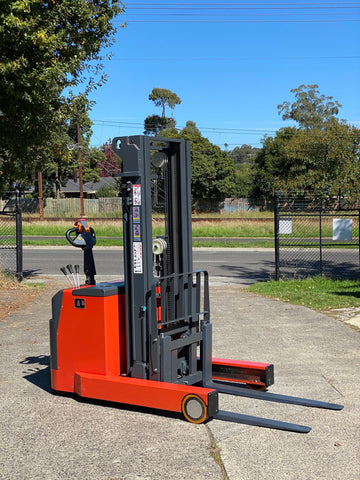 1.5T Electric Reach Stacker Forklift 4.5M Lift High